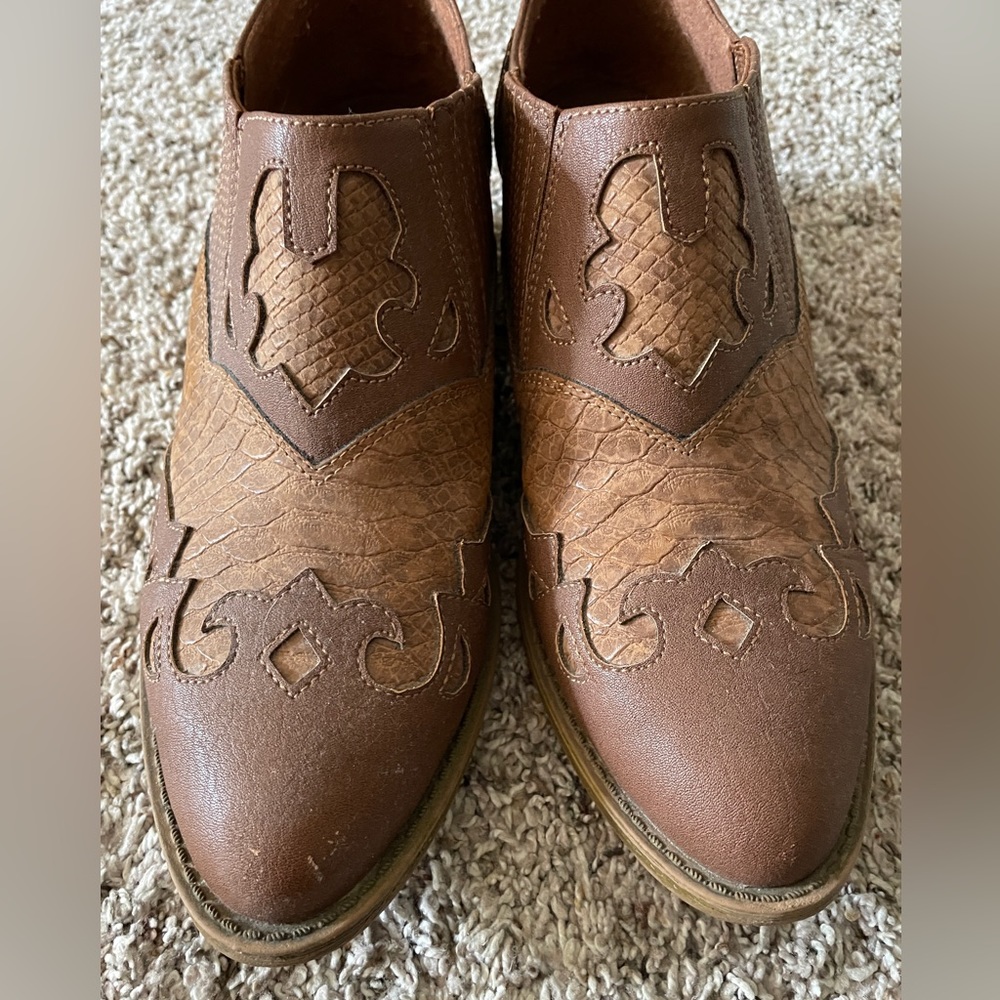 EUC Coconuts by Matisse, size 7.5